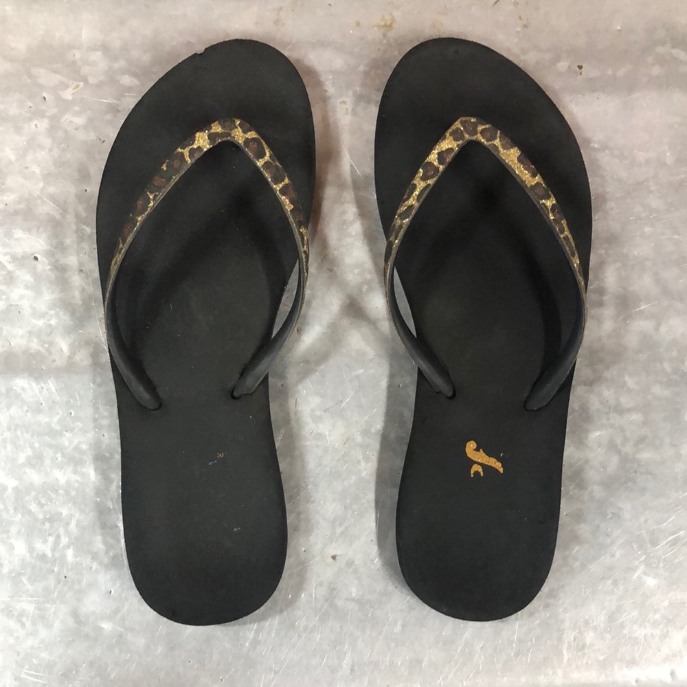 Lightly worn black with leopard shimmer strap REEF flip flops ~ size 8.5